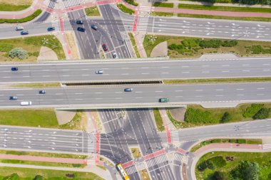 Otoyol kavşağındaki trafik izleri. Havadan Görünüm. Yeşil Fores