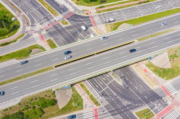 Flygbild över en motorvägskorsning. Klipp. Motorväg och overpas — Stockfoto