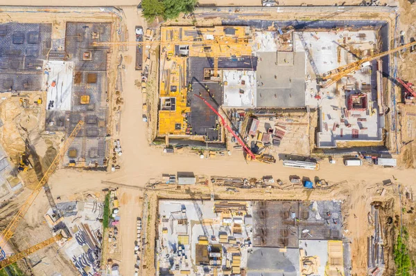 Luchtfoto van een nieuw huis bouwen op een bouwplaats. — Stockfoto