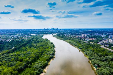 Varşova şehir merkezi ve Vistula Nehri havadan görünümü