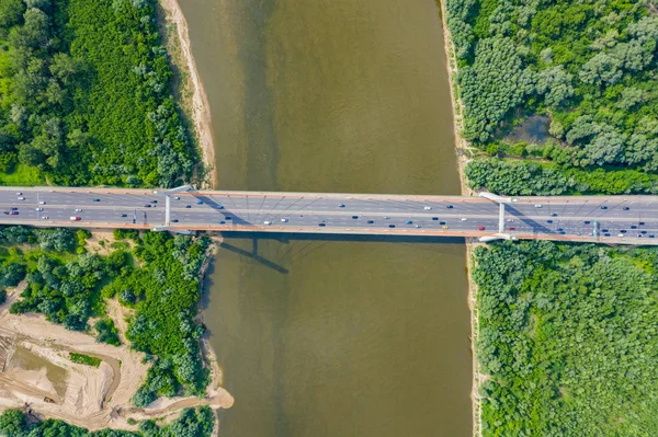 Miasto samochód porusza się na moście autostrady na tle gładka rzeka sur — Zdjęcie stockowe