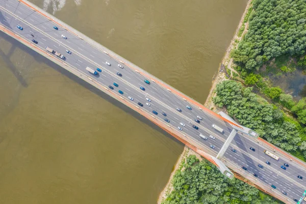 Miasto samochód porusza się na moście autostrady na tle gładka rzeka sur — Zdjęcie stockowe