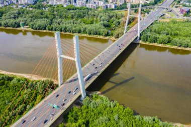 Modern karayolu üzerinde uçan drone araba trafiğinden havadan çekim 