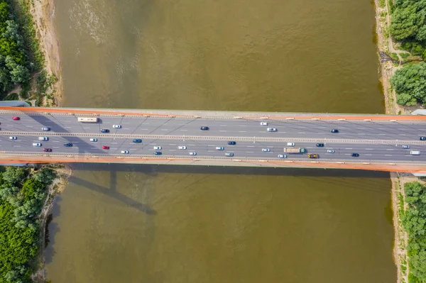 Şehir araba arka plan pürüzsüz nehir sur üzerinde otoyol köprüsünde hareket