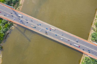 Şehir araba arka plan pürüzsüz nehir sur üzerinde otoyol köprüsünde hareket