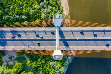 Havadan Drone Uçuş yukarıdan aşağıya Otoban meşgul şehir yoğun saat görünümü