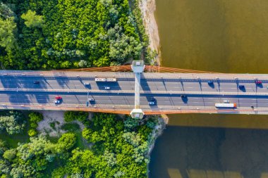 Havadan Drone Uçuş yukarıdan aşağıya Otoban meşgul şehir yoğun saat görünümü