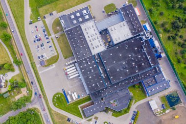 Logostik olarak boşaltma kamyon ve kargo römork havadan üst görünümü