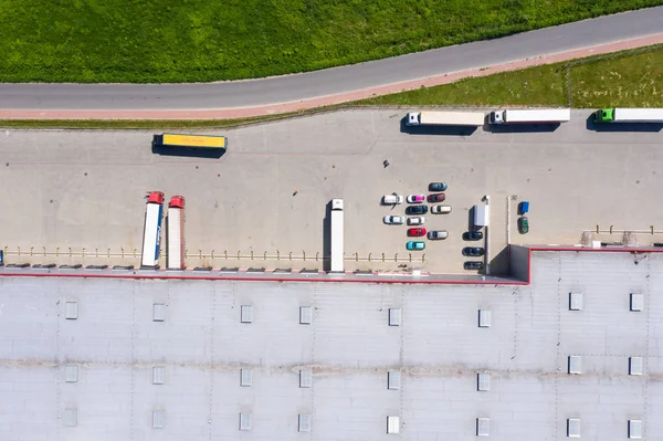 Vista aérea do armazém de mercadorias. Centro de logística em c industrial — Fotografia de Stock