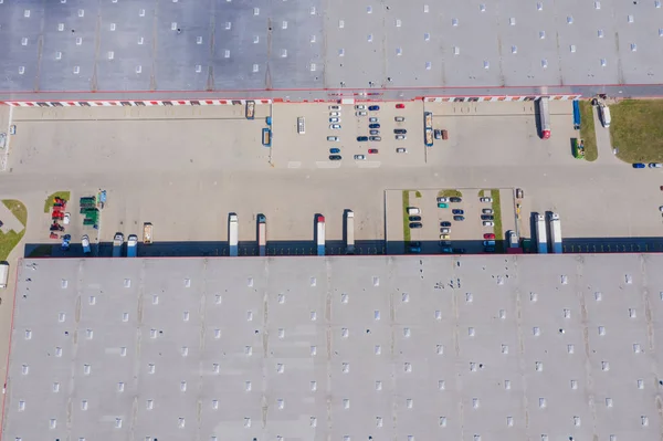 Вид с воздуха на товарный склад. Логический центр в промышленном производстве — стоковое фото