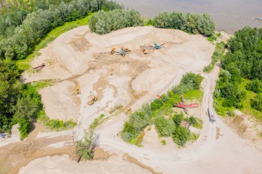 Kum malzeme üreten sandpit ve Fabrika bitki havadan görünümü