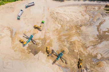 Kum malzeme üreten sandpit ve Fabrika bitki havadan görünümü
