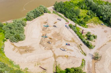 Bir dizi madencinin çıkartı yla kum madenciliği operasyonunun havadan görünümü