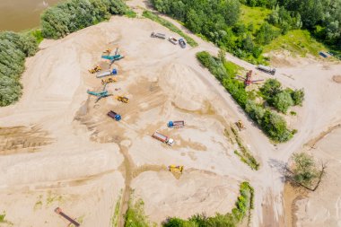 Havadan görünümü üzerinde fabrika işleme yapı malzemeleri. Kum