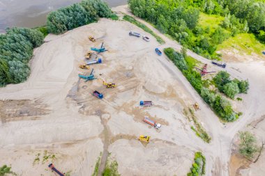 Havadan görünümü üzerinde fabrika işleme yapı malzemeleri. Kum