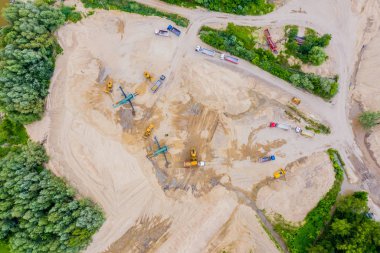 Havadan görünümü üzerinde fabrika işleme yapı malzemeleri. Kum