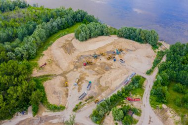 Havadan görünümü üzerinde fabrika işleme yapı malzemeleri. Kum