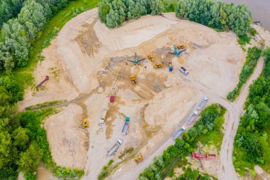 Havadan görünümü üzerinde fabrika işleme yapı malzemeleri. Kum