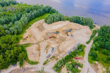 Havadan görünümü üzerinde fabrika işleme yapı malzemeleri. Kum