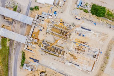 Yapım aşamasındaki otoyol köprüsünün havadan görünümü. Polonya Varşova.