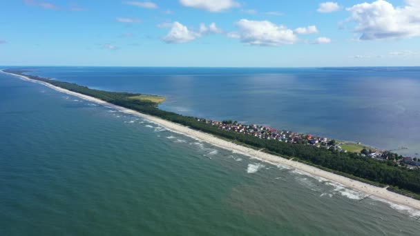 Mar Baltico, Veduta aerea della città di Chalupy in Polonia Spiagge di sabbia. Oh, cielo. Gente sulla spiaggia. Onde — Video Stock