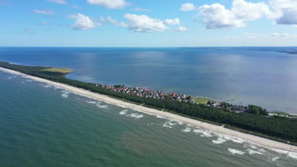 Östersjön, Flygvy över Chalupy City i Polen sandstränder. Hel. Människor på stranden. Vågor — Stockvideo