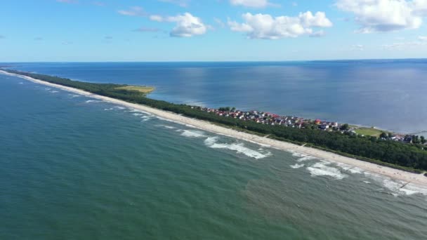 Baltische Zee, luchtfoto van Chalupy stad in Polen zandstranden. Hel. Mensen op het strand. Golven — Stockvideo