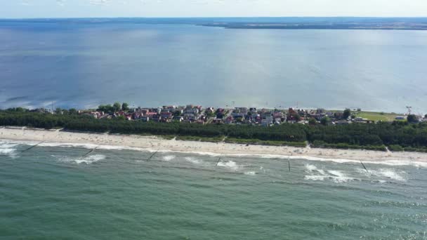 Mar Báltico, vista aérea da cidade de Chalupy na Polônia Praias de areia. Hel. Pessoas na praia. Ondas — Vídeo de Stock