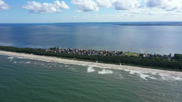 Mar Baltico, Veduta aerea della città di Chalupy in Polonia Spiagge di sabbia. Oh, cielo. Gente sulla spiaggia. Onde — Video Stock