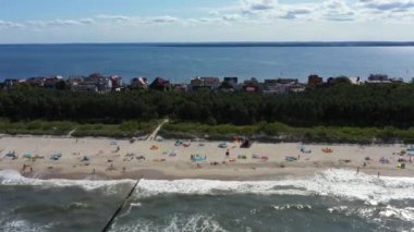 Baltık Denizi sahil plaj Hel hava drone üst görünümü 4k Uhd video. Sahildeki insanlar. Havadan Görünüm