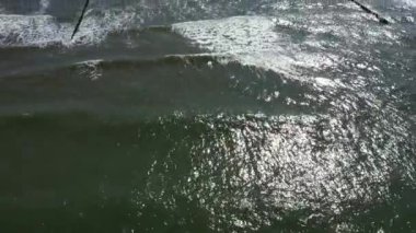 Baltık Denizi sahil plaj Hel hava drone üst görünümü 4k Uhd video. Sahildeki insanlar. Havadan Görünüm