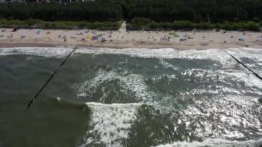 Baltık Denizi sahil plaj Hel hava drone üst görünümü 4k Uhd video. Sahildeki insanlar. Havadan Görünüm