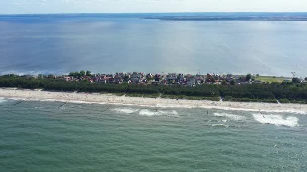 Baltské moře, letecký pohled na město chalupy na plážích Polska Sandy. Hel. Lidi na pláži. Vlny — Stock video