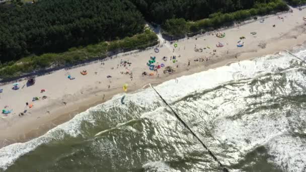 V Polsku se v letovisku chalupy nachází pláž. Vzdušné video. Baltské moře. Lidé na ručníky. — Stock video