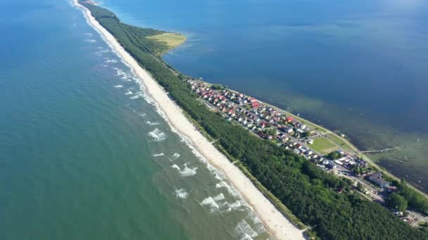 Strand in de prachtige stad Chalupy Resort in Polen. Antenne video. Baltische Zee. golven komen in. — Stockvideo