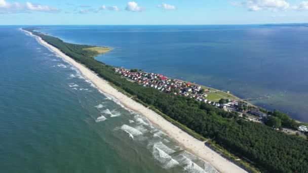 Plaża w pięknym mieście Chalupy Resort w Polsce. Wideo lotnicze. Baltic Sea. Waves przybywających. — Wideo stockowe