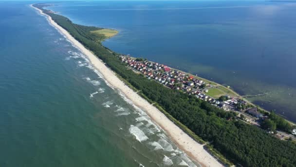 Plaża w pięknym mieście Chalupy Resort w Polsce. Wideo lotnicze. Baltic Sea. Waves przybywających. — Wideo stockowe