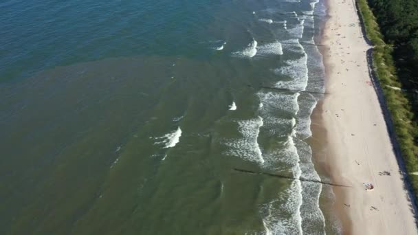 Mer Baltique plage Hel drone aérien vue sur le dessus 4K UHD vidéo. Des gens sur la plage. Vue Aérienne 