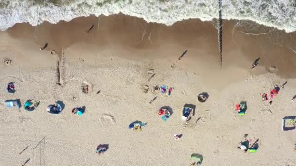 Baltische Zee kust strand hel Aerial drone top Bekijk 4k UHD video. Mensen op het strand. Luchtfoto — Stockvideo
