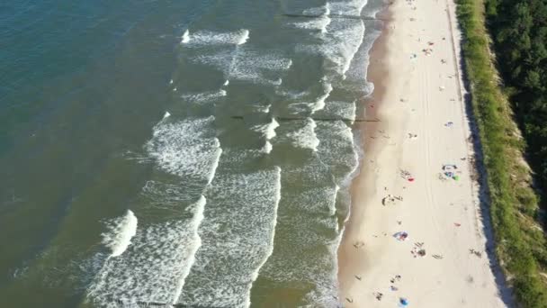 Baltische Zee kust strand hel Aerial drone top Bekijk 4k UHD video. Mensen op het strand. Luchtfoto — Stockvideo