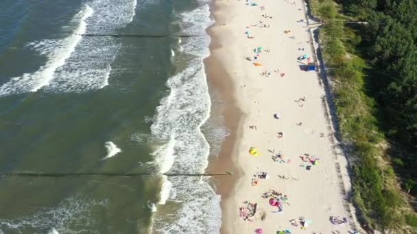 Morze Bałtyckie wybrzeże plaża Hel antena Drone góry widok 4K UHD wideo. Ludzie na plaży. Widok z lotu ptaka — Wideo stockowe