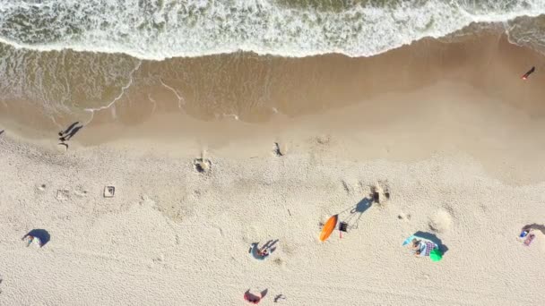 Mar Báltico costa playa Hel aéreo drone vista superior 4K UHD video. Gente en la playa. Vista aérea — Vídeos de Stock