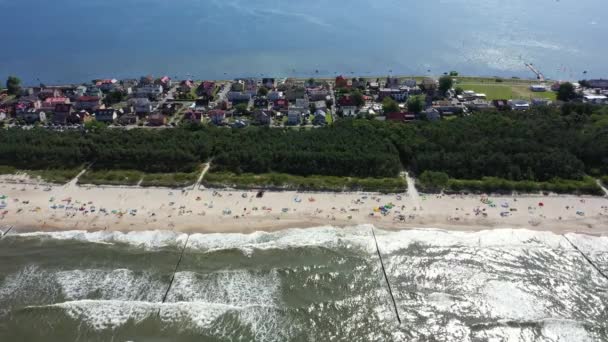 Polonya Beach Chalupy tatil. Havadan video. Baltık Denizi. Havlu kullanan insanlar. Dalga — Stok video