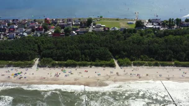 Letovisko Beach chalupy v Polsku Vzdušné video. Baltské moře. Lidi na ručníky. Vlny — Stock video