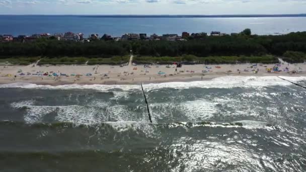Pláž na pobřeží Baltského moře Hel anténní pohled shora 4k UHD video. Lidi na pláži. Letecký pohled — Stock video