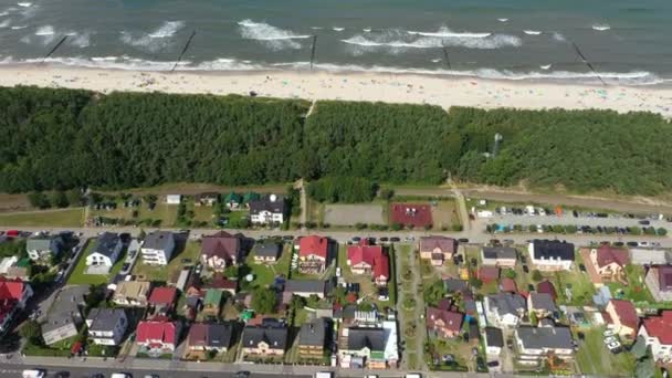 Mer Baltique, Vue Aérienne de la ville Chalupy en Pologne Plages De Sable. Hel. Des gens sur la plage. Vagues — Video