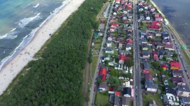 Baltık Denizi, Polonya Sandy Plajları Chalupy şehir Havadan Görünümü. Hel. Sahildeki insanlar. Dalga