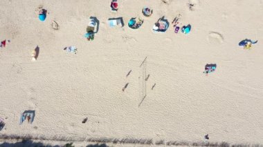 Baltık Denizi sahil plaj Hel havadan drone üst görünümü yukarıdan havadan görünümü. İnsanlar güneşleniyor.
