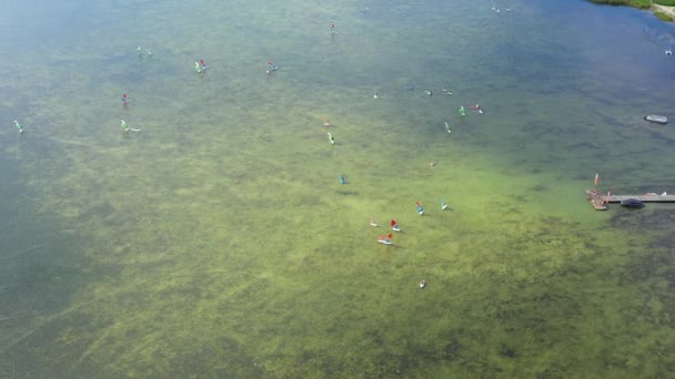 Let přes moře s surfaři v chalupě na polské pláži. Vzdušný panoramatický výhled. Windsurfing — Stock video