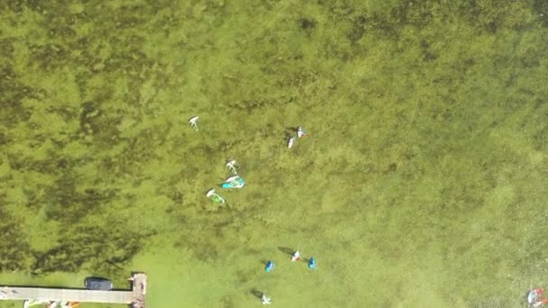 Des gens qui font de la planche à voile. Chalupy resort en Pologne. Vidéo aérienne. Mer Baltique. Vue Aérienne — Video